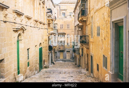 Malta, La Valletta. Tradizionale strada stretta con scale nel centro storico della città Foto Stock