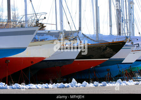 Inverno di riposo. Barche a vela a Cape Cod marina in attesa di primavera, Sandwich, Massachusetts, STATI UNITI D'AMERICA Foto Stock