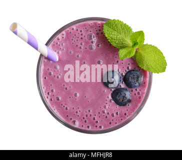 Bicchiere di mirtillo frullato o smoothie con cannuccia e foglie di menta isolati su sfondo bianco, vista dall'alto Foto Stock