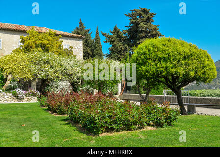 Il giardino del monastero francescano sulla collina di Cimiez. Monastero di Cimiez, il giardino e la chiesa è stata utilizzata dai monaci francescani sin dal XVI secolo. N Foto Stock