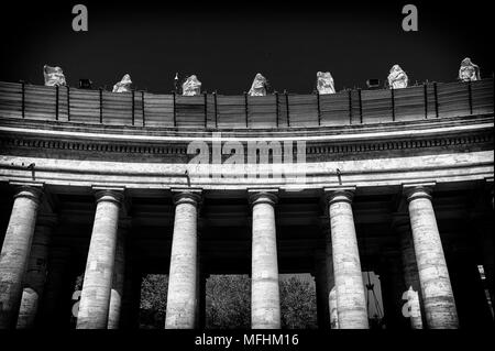 Chiudere la vista delle colonne della piazza San Pietro in Vaticano in bianco e nero, Roma, Italia Foto Stock