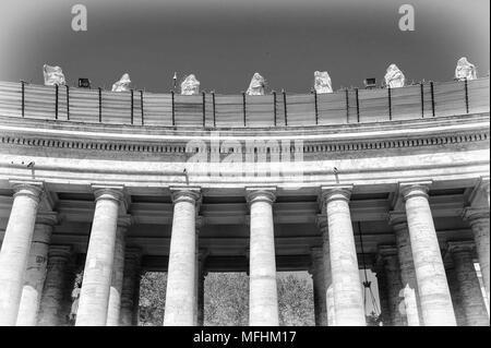 Chiudere la vista delle colonne della piazza San Pietro in Vaticano in bianco e nero, Roma, Italia Foto Stock