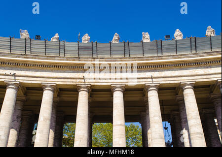 Chiudere la vista delle colonne della piazza San Pietro in Vaticano, Roma, Italia Foto Stock