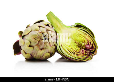 Due carciofi freschi con stelo e una metà che mostra il cuore isolato su sfondo bianco con tracciato di ritaglio Foto Stock