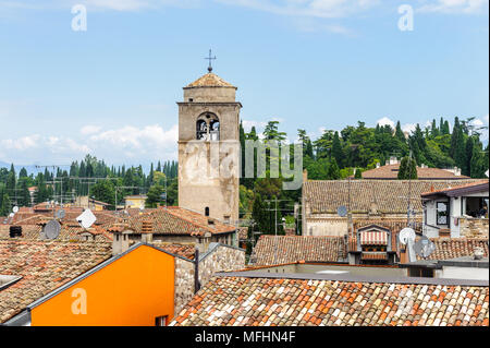 Bella vista panoramica della città di Sirmione, Italia. Sirmione divenne popolare destinazione turistica sul Lago di Garda, il lago più grande in Italia Foto Stock