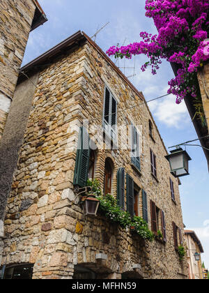 Architettura del centro storico di Sirmione, Italia. Sirmione divenne popolare destinazione turistica sul Lago di Garda, il lago più grande in Italia Foto Stock