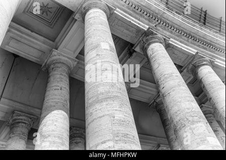 Chiudere la vista delle colonne della piazza San Pietro in Vaticano in bianco e nero, Roma, Italia Foto Stock