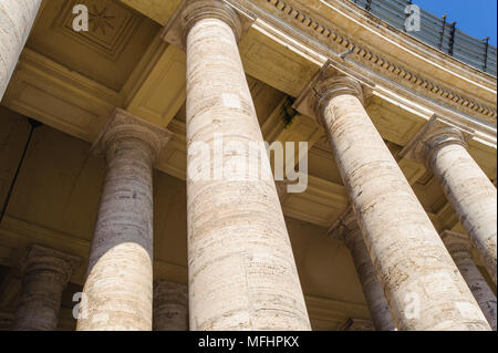 Chiudere la vista delle colonne della piazza San Pietro in Vaticano, Roma, Italia Foto Stock