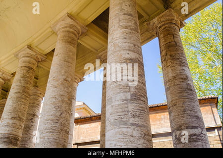 Chiudere la vista delle colonne della piazza San Pietro in Vaticano, Roma, Italia Foto Stock