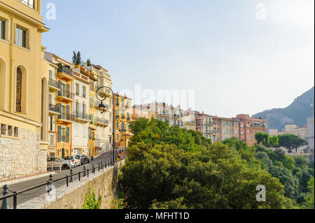 La bella architettura di Monaco e vicino a Palazzo del Principe di Monaco. Principato di Monaco è il secondo più piccolo e più densamente popolato coun Foto Stock