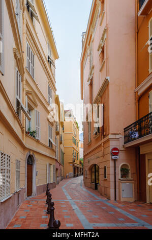 Piccola e bella strada turistica di Monaco e vicino a Palazzo del Principe di Monaco. Foto Stock