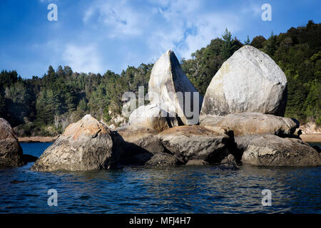 Split rock apple nella baia di Tasmania e il Parco Nazionale Abel Tasman, South Island, in Nuova Zelanda. Foto Stock