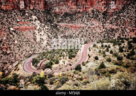 L'avvolgimento Zion-Mount Carmel Highway come esso si snoda attraverso il Parco Nazionale di Zion, Utah Foto Stock