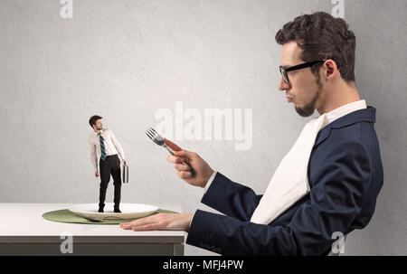 Paura piccolo imprenditore debole quasi divorato dalla grande potenza Foto Stock