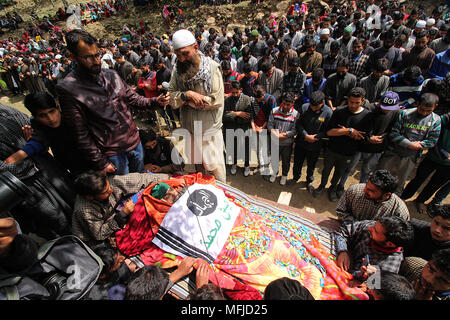 Srinagar, India. Xxv Aprile, 2018. (Nota del redattore: immagine raffigura la morte.) di persone ai funerali di Ishfaq Ahmad un ribelle locale nel sud del Kashmir Handura alcuni 45 chilometri da Srinagar la capitale estiva di Indiano Kashmir amministrato il 25 aprile 2018. Sei persone di cui quattro ribelli e due forze personale erano stati uccisi durante la pistola-battaglia nella zona della foresta del sud del Kashmir f o lle, la polizia ha detto. Credito: Faisal Khan/Pacific Press/Alamy Live News Foto Stock