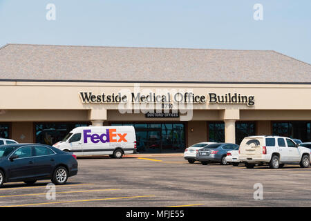 Westside Ufficio Medico edificio, un medico di business in una striscia mall di Wichita, Kansas, Stati Uniti d'America. Foto Stock