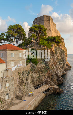 La fortezza di Lovrijenac (St. Lawrence fortezza) al di fuori della città vecchia di Dubrovnik al tramonto, Croazia, Europa Foto Stock