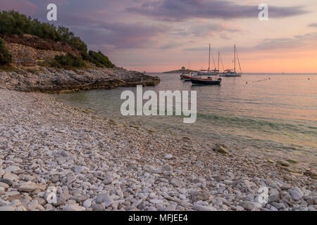 Ancoraggio barche a Pokonji Dol spiaggia vicino la citta di Hvar al tramonto, Hvar, Croazia, Europa Foto Stock