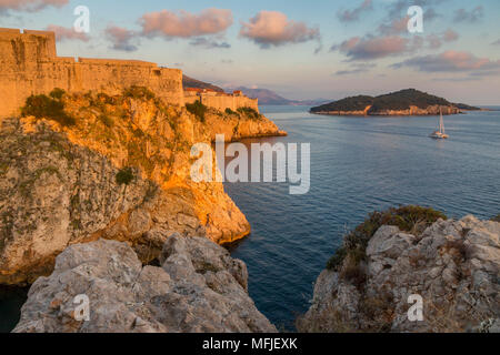 Vista della fortezza di Lovrijenac (St. Lawrence Fortezza), le mura della città e isola di Lokrum al tramonto, Croazia, Europa Foto Stock