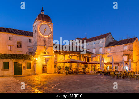 Torre dell'orologio della Loggia della città di Trogir all'alba, Croazia, Europa Foto Stock