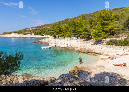 Vista in elevazione su Mekicevia spiaggia vicino la citta di Hvar, Hvar, Croazia, Europa Foto Stock