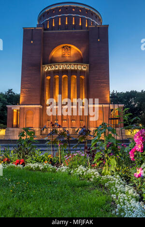 Il Planetario illuminato edificio nel parco centrale al tramonto, Amburgo, Germania, Europa Foto Stock