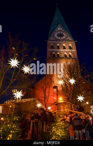 Piccolo mercatino di Natale nella chiesa di St. John di Luneburg, Bassa Sassonia, Germania, Europa Foto Stock