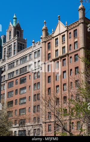 Architettura neogotica in Tudor City, NYC Foto Stock