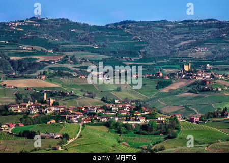 Un ampio panorama di colline e vigneti delle Langhe di Castiglione Falletto (sinistra) e Serralunga d'Alba (a destra). Foto Stock