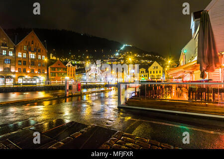 Il fiordo Ristorante dal porto di Vagen con il Bryggen waterfront e ferrovia funicolare al di là, di notte, Bergen Hordaland, Norvegia, Scandinavia, Europa Foto Stock