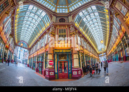 Vista fisheye del interno del mercato Leadenhall, la città di Londra, Inghilterra, Regno Unito, Europa Foto Stock