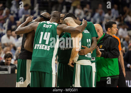 Madrid, Spagna. Xxv Aprile, 2018. Panathinaikos i giocatori durante il Real Madrid vittoria sul Panathinaikos Atene (81 - 74) in Turkish Airlines Eurolega serie di spareggio (game 3) celebrata al Centro Wizink a Madrid (Spagna). Il 25 aprile 2018. Credito: Juan Carlos García Mate/Pacific Press/Alamy Live News Foto Stock