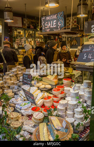 I vari formaggi su uno stallo nel mercato di Borough, Southwark, Londra, Inghilterra, Regno Unito, Europa Foto Stock