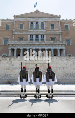 Cambio della guardia presso la tomba del Milite Ignoto in piazza Syntagma con il Vecchio Palazzo Reale, Atene, Grecia, Europa Foto Stock