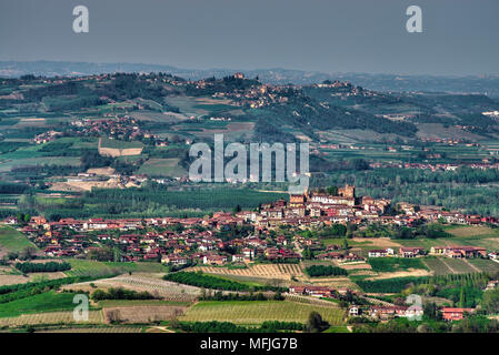 Un ampio panorama di colline e vigneti delle Langhe di La Morra, con la città di Roddi e, sullo sfondo, il Castello di Guarene. Foto Stock