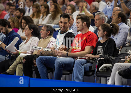 Madrid, Spagna. Xxv Aprile, 2018. Willy (L) e Juancho (R) Hernangomez durante il Real Madrid vittoria sul Panathinaikos Atene (81 - 74) in Turkish Airlines Eurolega serie di spareggio (game 3) celebrata al Centro Wizink a Madrid (Spagna). Il 25 aprile 2018. Credito: Juan Carlos García Mate/Pacific Press/Alamy Live News Foto Stock