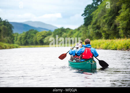 Canoa il Caledonian Canal, vicino a Fort William, Highlands scozzesi, Scotland, Regno Unito, Europa Foto Stock