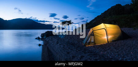 Campeggio Al Lago di Loch Ness durante la notte mentre canoa il Caledonian Canal, Highlands scozzesi, Scotland, Regno Unito, Europa Foto Stock