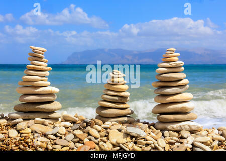 Sculture di pietre sulla spiaggia, Castellammare del Golfo, in provincia di Trapani, Sicilia, Italia, Mediterraneo, Europa Foto Stock