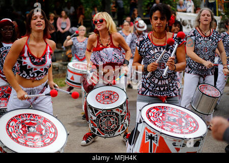 Un gruppo di donne che batteranno con Batala NYC in una celebrazione del giardino della comunità a New York, New York. 15 ottobre 2017 Foto Stock