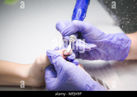 Master Manicurist rende manicure. Concetto di Cura del corpo Foto Stock