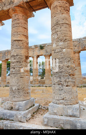 Le colonne del tempio di Segesta, Calatafimi, provincia di Trapani, Sicilia, Italia, Europa Foto Stock