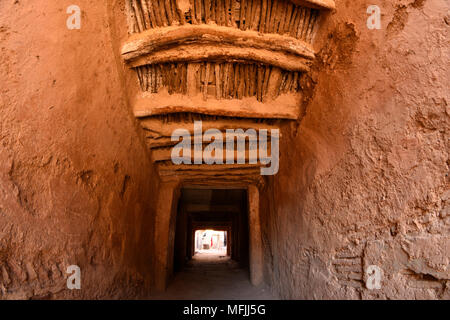 Passaggio tra due edifici in Taroudant, vecchia architettura berbera, Taroudant, Marocco, Africa Settentrionale, Africa Foto Stock