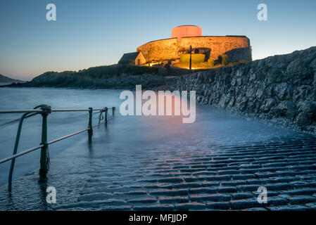 Fort Grey al crepuscolo, Guernsey, Isole del Canale, Regno Unito, Europa Foto Stock