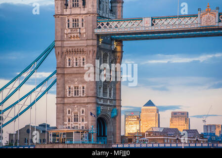 Il Tower Bridge il framing Canary Wharf al tramonto, London, England, Regno Unito, Europa Foto Stock