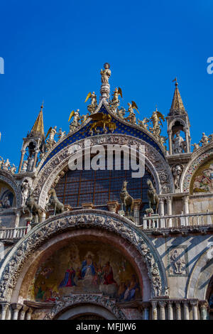 Esterno vista giorno particolare del timpano della Patriarcale Basilica Cattedrale di San Marco a Piazza San Marco, Venezia, UNESCO, Veneto, Italia, Europa Foto Stock