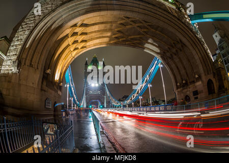 Vista fisheye del traffico trail luci su Tower Bridge di notte, Southwark, Londra, Inghilterra, Regno Unito, Europa Foto Stock