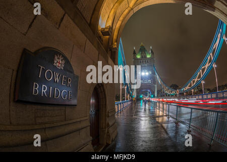 Vista fisheye del traffico trail luci su Tower Bridge di notte, Southwark, Londra, Inghilterra, Regno Unito, Europa Foto Stock