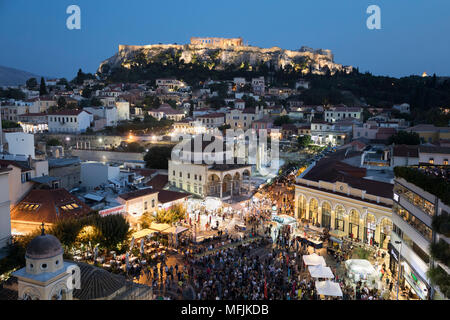 Piazza Monastiraki con concerto di musica e di Acropolis dal tetto di un per hotel Atene di notte, Monastiraki, Atene, Grecia, Europa Foto Stock