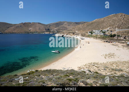 Vagia spiaggia con vista del Coco Mat Hotel sulla costa sud, Serifos, Cicladi, il Mare Egeo e le isole greche, Grecia, Europa Foto Stock